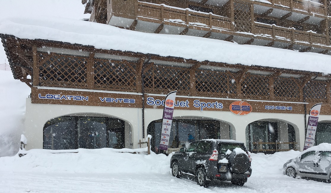 https://espace-ptl.ancv.com/appli/butterfly/data/medias_PA/PHOTOS/629852001001/629852001001211GrvLmxQ-107 extérieur magasin sous la neige.jpg